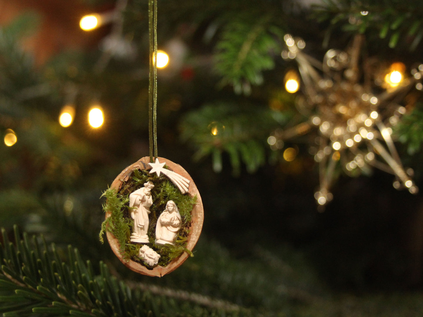 Miniatur Krippe Heilige Familie in einer Walnussschale handgemacht