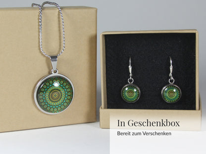 Mandala Schmuckset Smaragdgrün – Edelstahl Halskette & Ohrringe – Grüner Boho Schmuck – Geschenk für Frauen jeden Alters