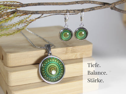Mandala Schmuckset Smaragdgrün – Edelstahl Halskette & Ohrringe – Grüner Boho Schmuck – Geschenk für Frauen jeden Alters