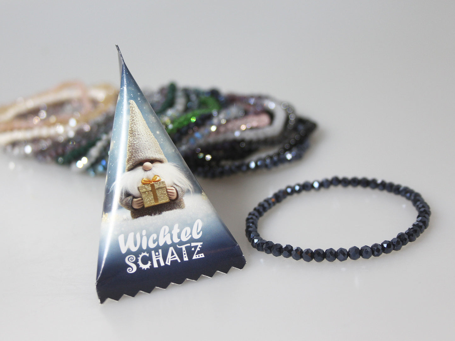 Wichtelgeschenk Mystery Box mit Glasperlen-Armband – kleines Weihnachtsgeschenk oder Adventskalender-Mitbringsel